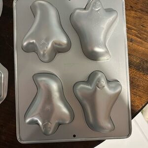 Silver Ghost-Shaped Baking Pan